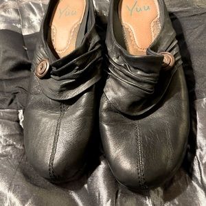 Yuu Size 9 Black Slip On Loafers